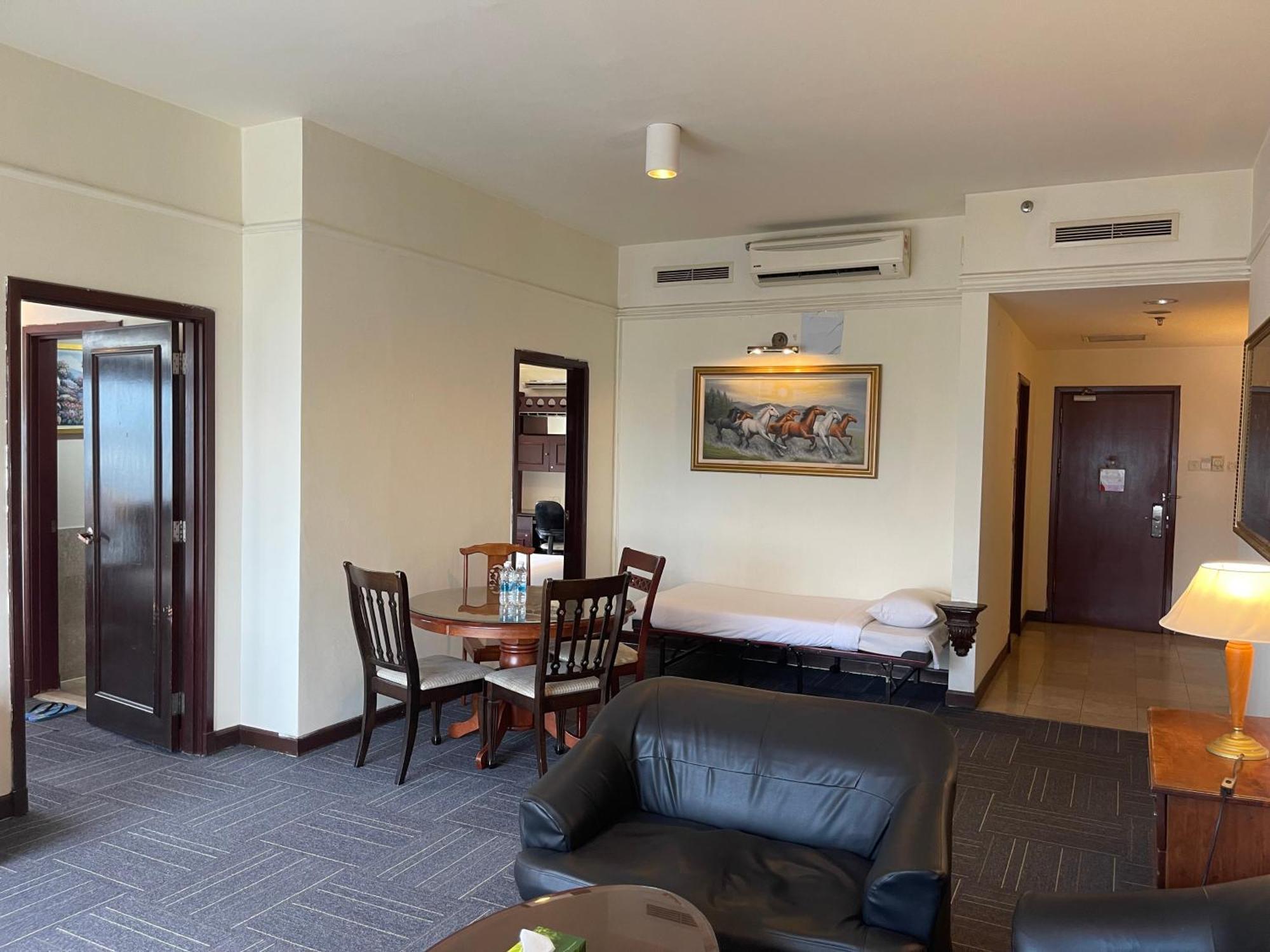 Kl Elegant At Times Square Apartment